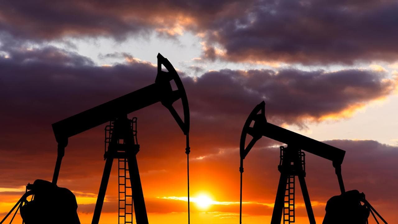 Hormuz pesa sull’energia: petrolio giù del 4%, ma i trasporti frenano meno