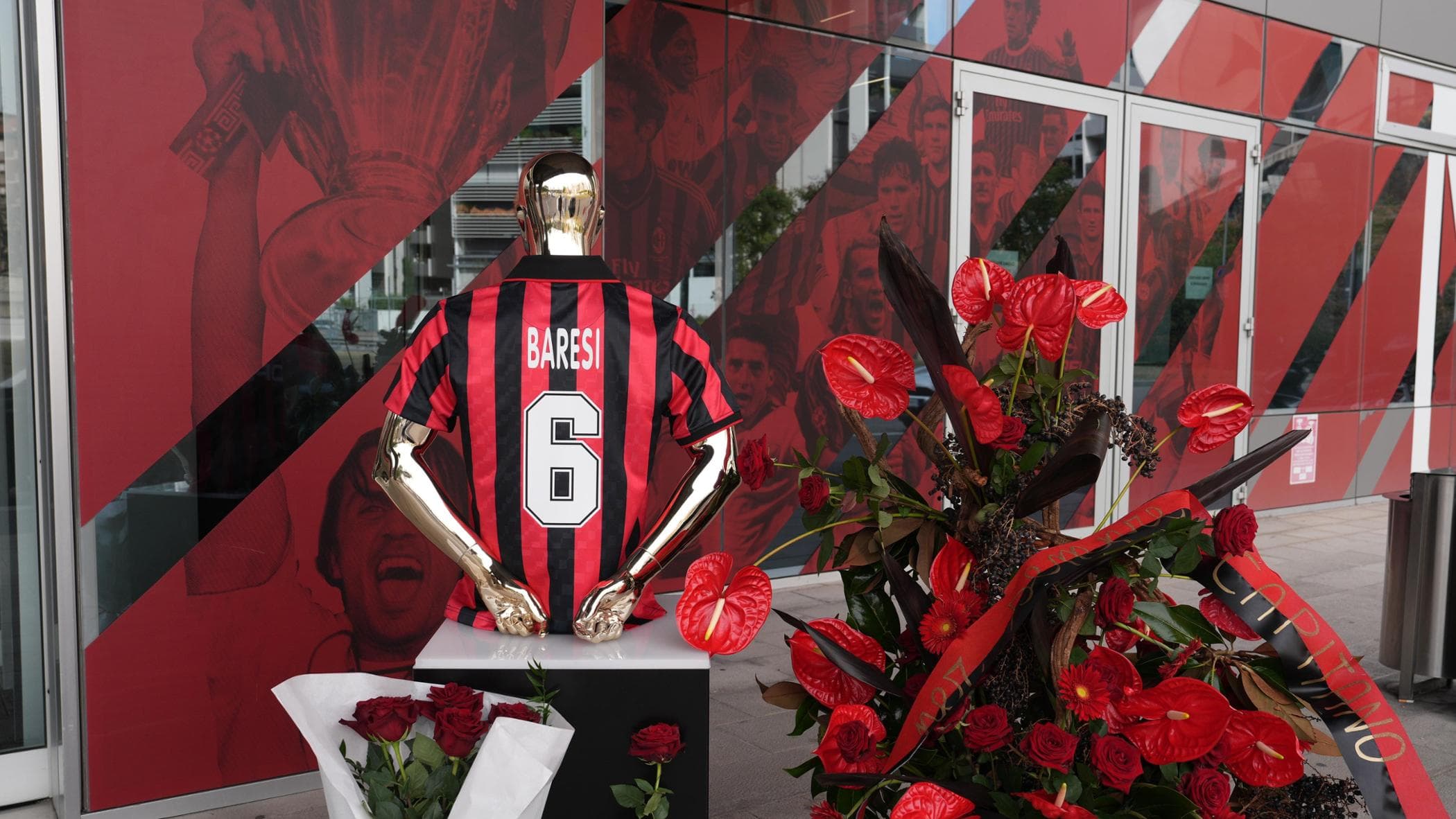 L’omaggio in lacrime della Milano popolare, martedì l’addio a Sant’Ambrogio