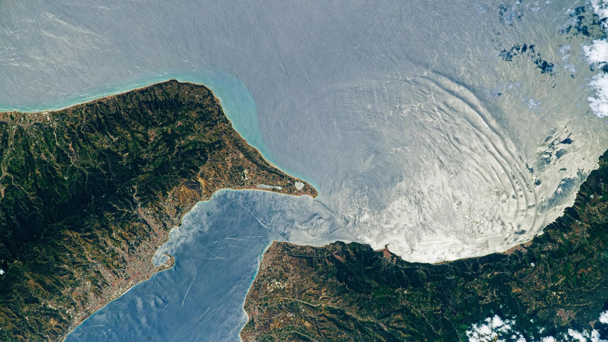 Cariddi, abisso magico accarezzato da Omero e minacciato dal ponte