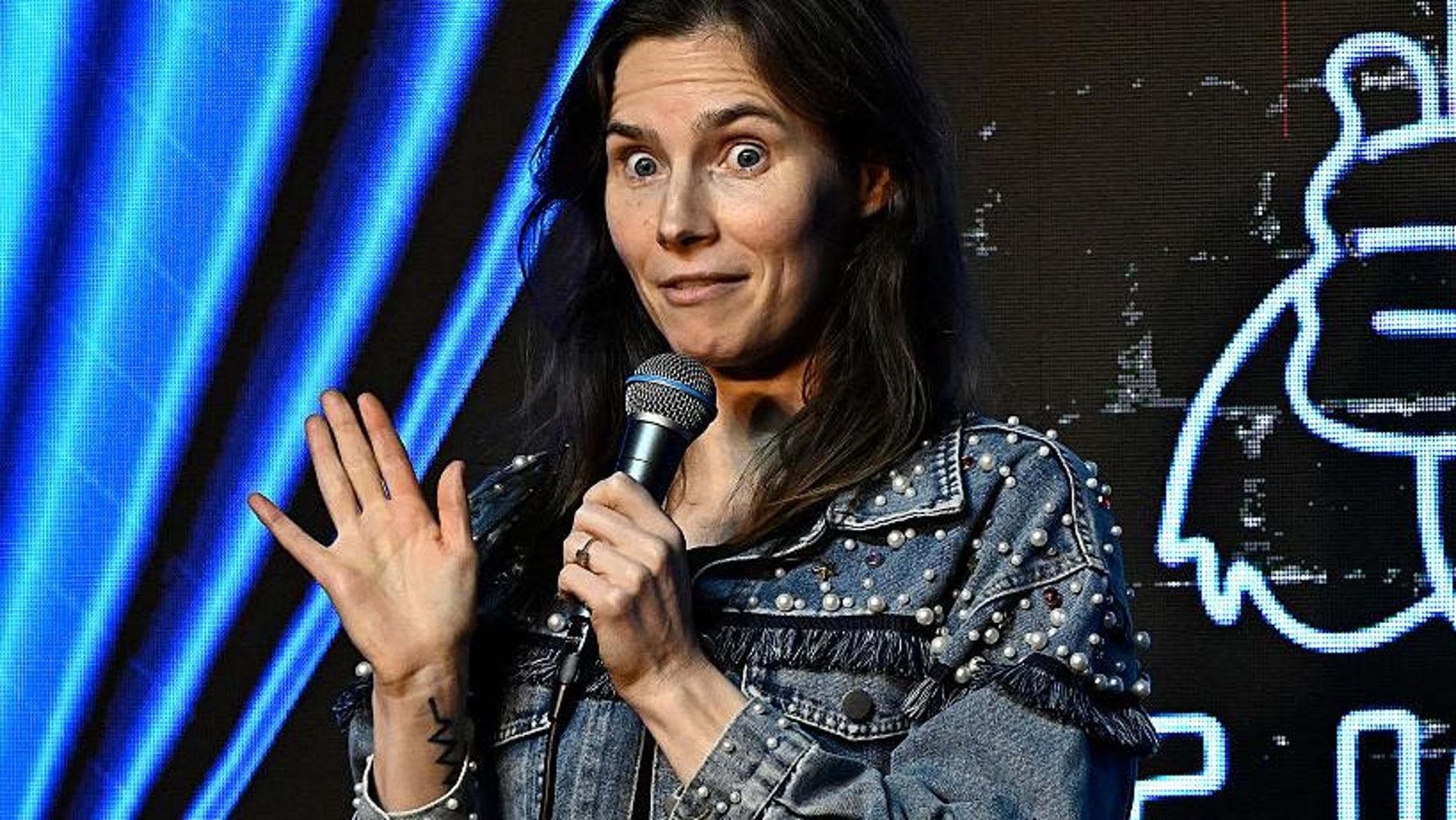 Amanda Knox e la stand up comedy sull’omicidio di Perugia: “Il mio spettacolo piacerebbe a Meredith”