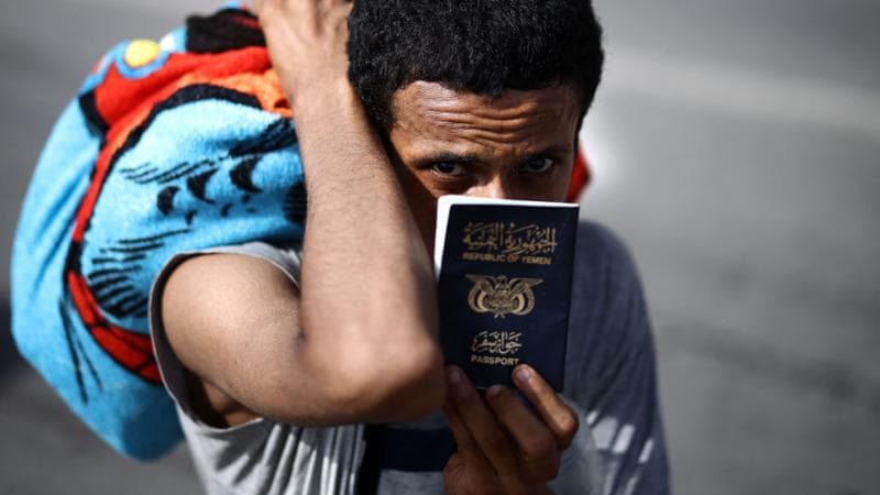Ceuta, 1 agosto: un migrante mostra il passaporto mentre lo scortano verso il Marocco