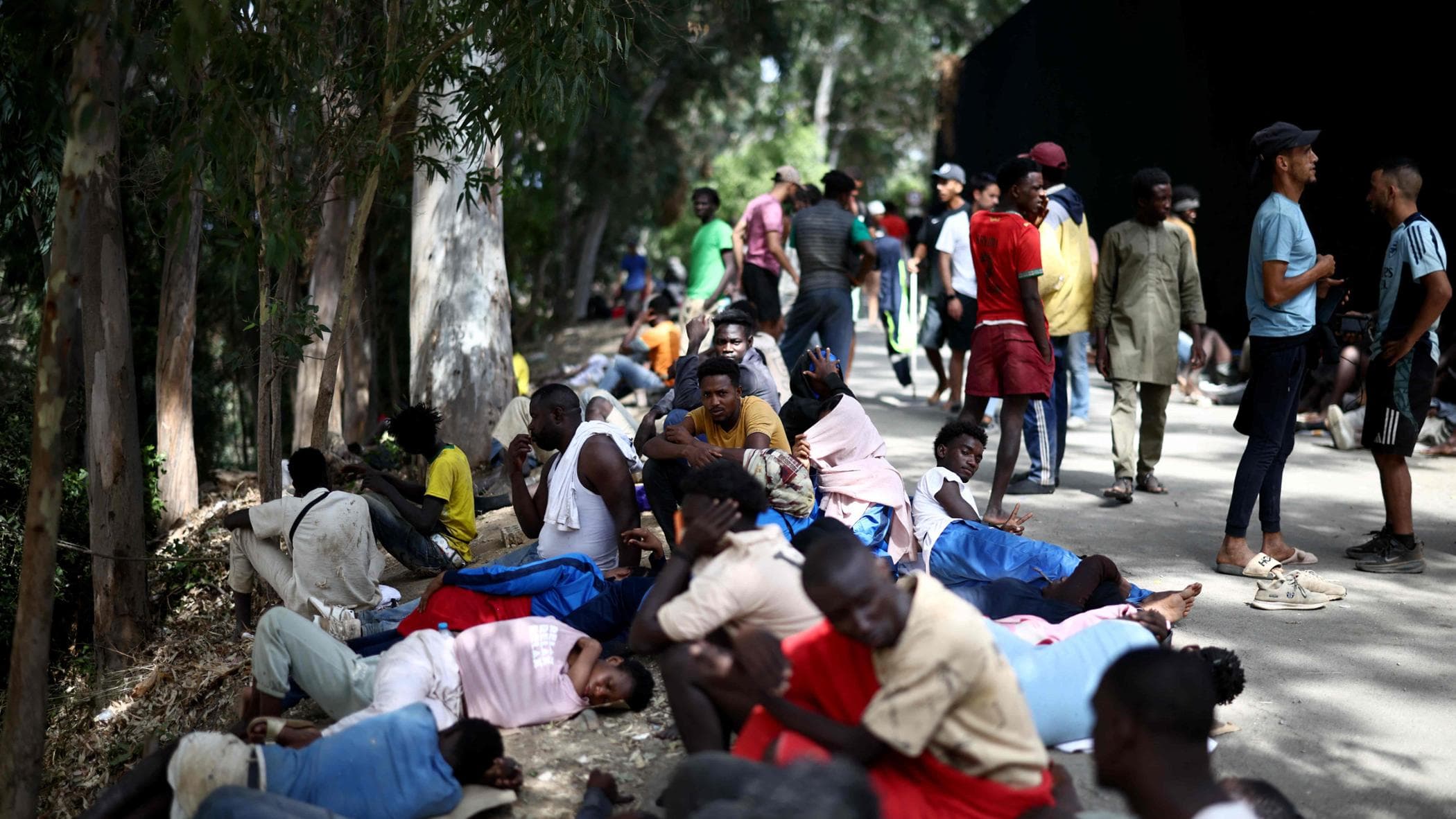 Ceuta, l’emergenza nel centro migranti: “Senza acqua né aiuti, dormiamo per terra”