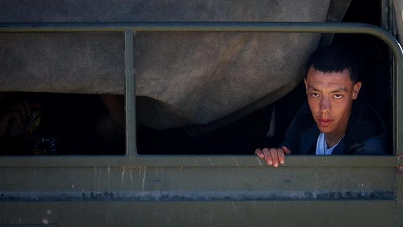 Ceuta, 2 agosto: un migrante su un camion militare