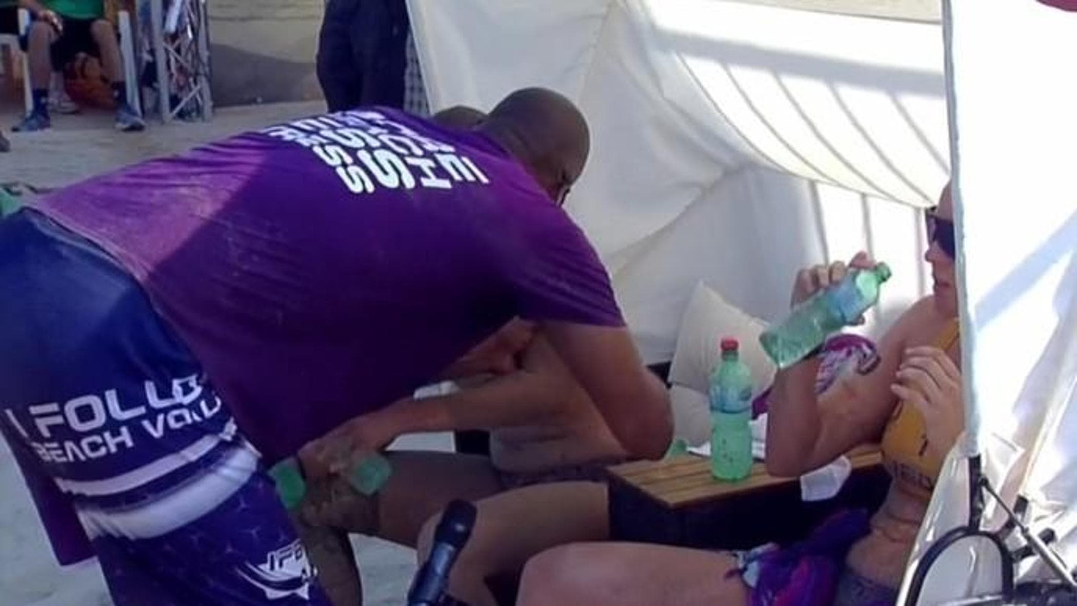 Allenatore strattona le sue giocatrici di beach volley. Le grida delle atlete: “Lasciaci in pace”