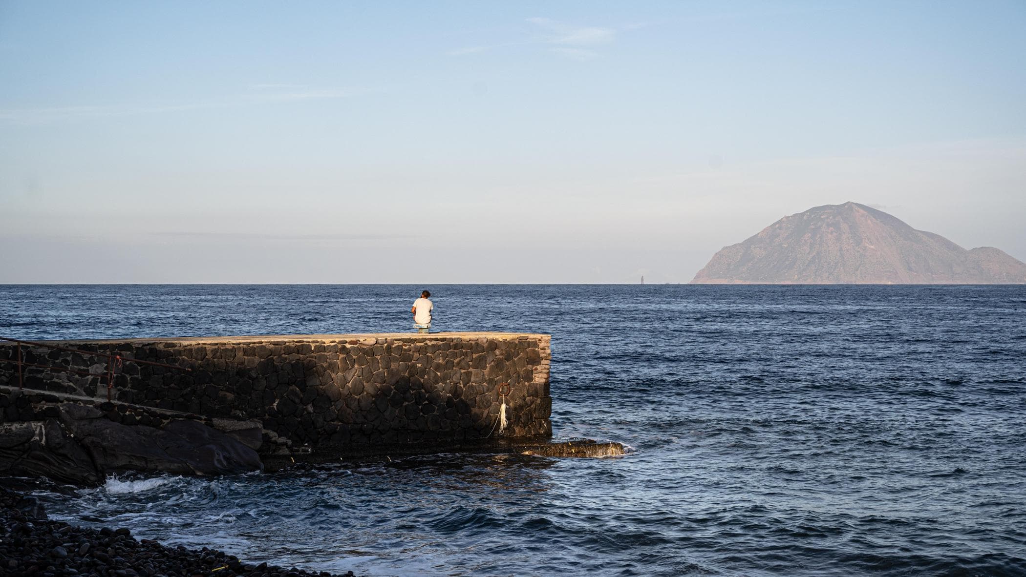 Alicudi, l’isola degli scalini dove le sirene non abitano più
