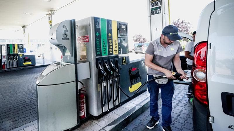 Accise, sconto prorogato: 17 centesimi sul gasolio. “Tagliamo sui ministeri”