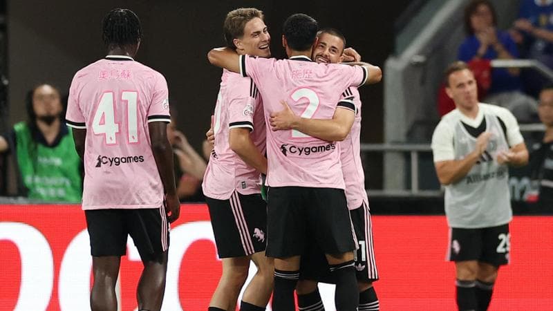 Zhegrova festeggiato dai compagni dopo il gol