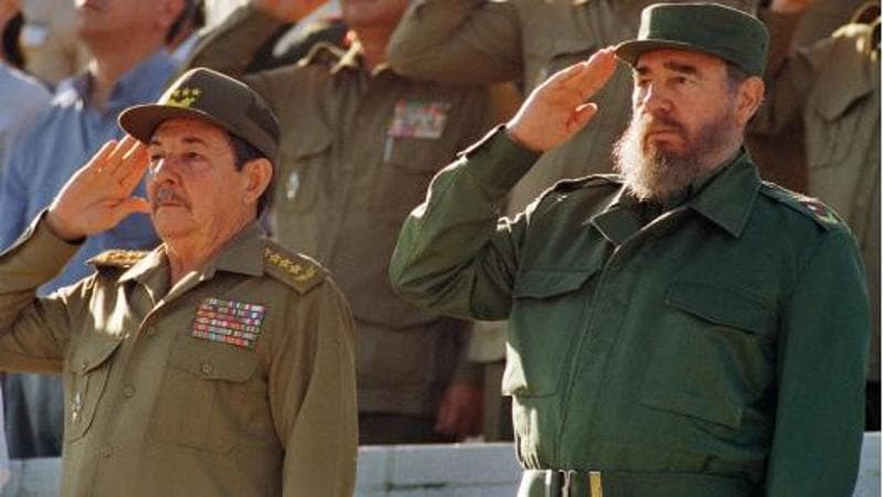 Da sinistra, l’ex presidente Raúl Castro, oggi 95enne, con il fratello Fidel, morto nel 2016 (getty images)