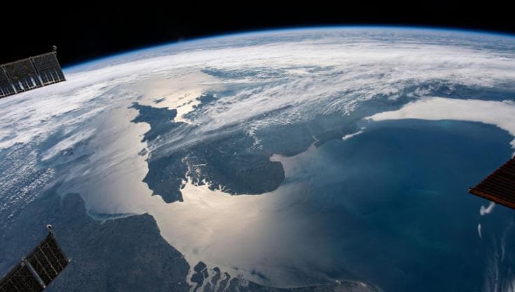 Il sole si riflette nella Manica e sul Mare del nord tra la costa meridionale inglese e le coste francese, belga e olandese. La foto è presa dalla Stazione spaziale internazionale a 423 km di altezza, 1/6/2021. Autore: NASA. Fonte: https://www.flickr.com/photos/nasa2explore/51237378277/