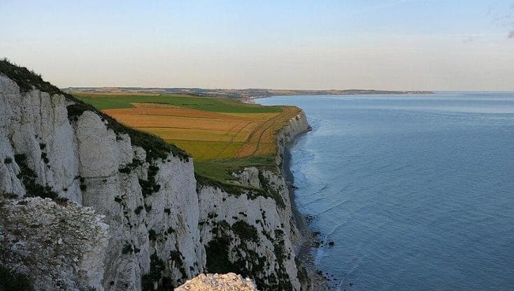 Vista da Cap Blanc-Nez verso sud-ovest, verso la Baia di Wissant fino a Cap Gris-Nez, 2019. Autore: Jörg Braukmann. Fonte: opera propria.