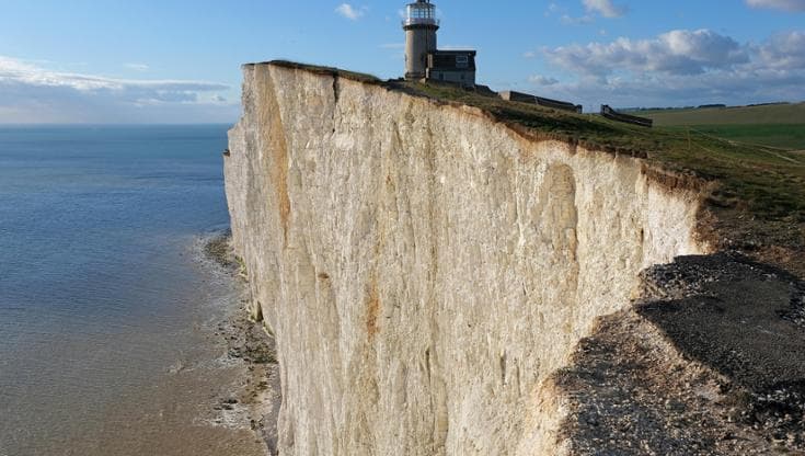 Faro di Belle Tout sulle scogliere di gesso a Seven Sisters, 2023. Autore: kallerna. Fonte: opera propria.