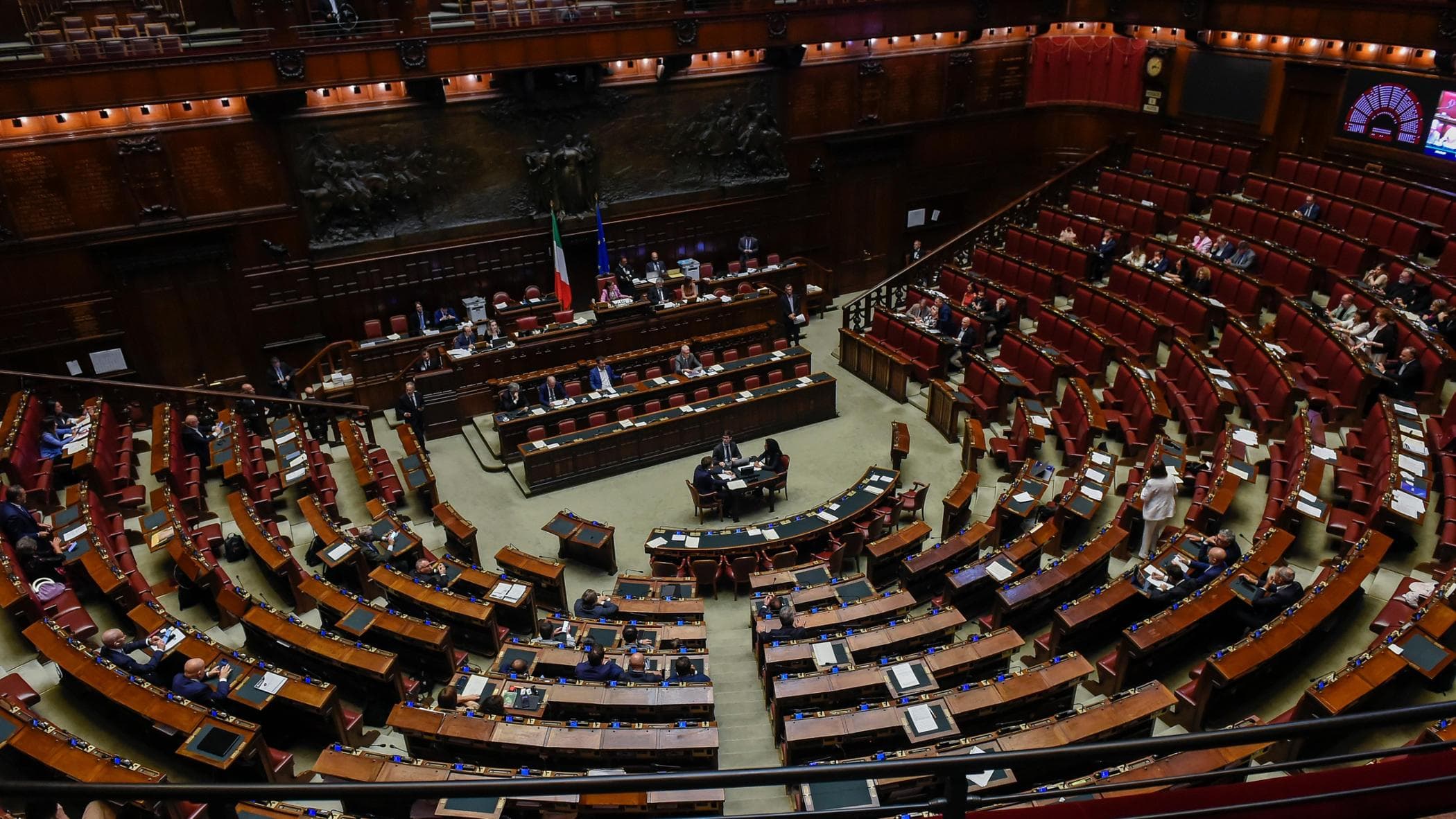 in aula torna il cappio 33 anni dopo ma stavolta 232 agitato contro la lega da Repubblica.it in aula torna il cappio 33 anni dopo ma stavolta 232 agitato contro la lega