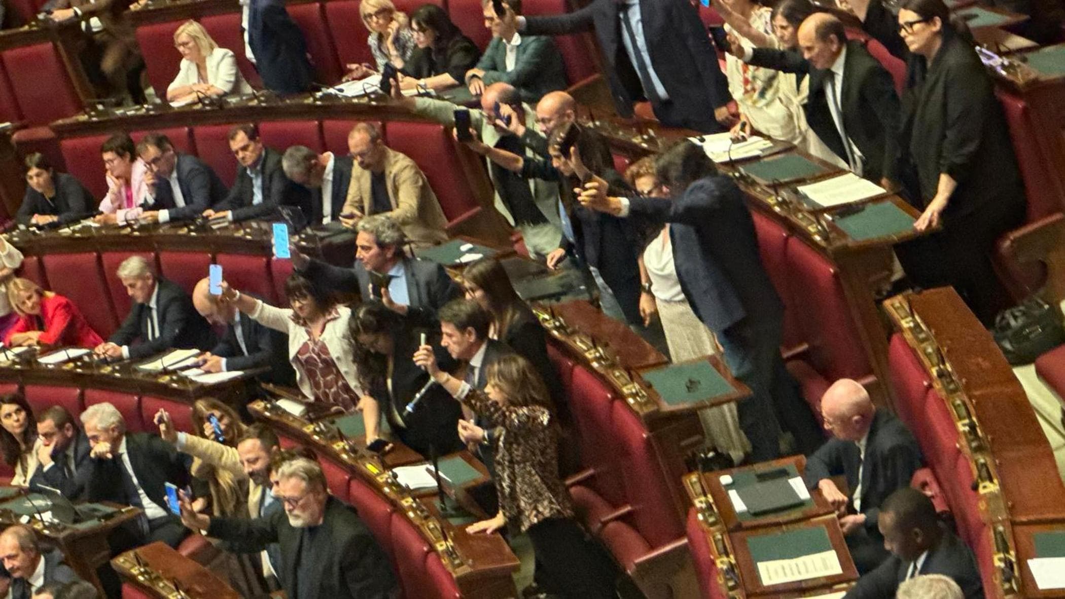 Caso Delmastro, oggi il voto in aula sulle chat. Deputati di Avs bendati per protesta