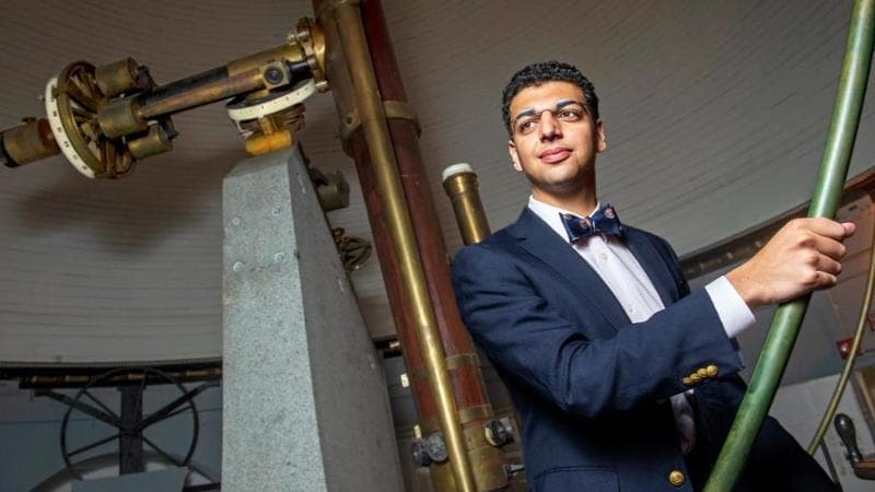 Amir Siraj, 26 anni, madre iraniana e padre saudita, si è laureato a Harvard e sta completando il dottorato a Princeton. È concertista di pianoforte (Jon Chase / Harvard University)