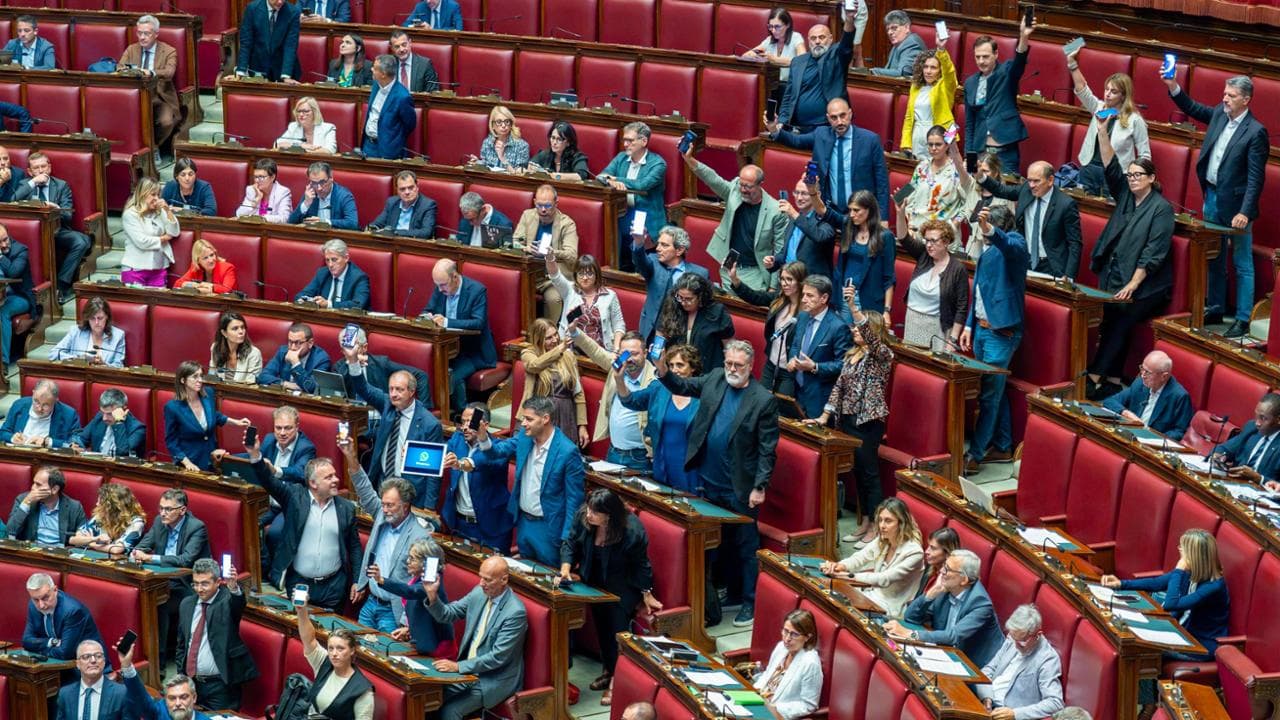 La diretta Delmastro, voto alla Camera sulle chat. Conte: “Dal governo lo scudo agli amichetti”. Schlein: “Se fate da ostacolo non nominate più Borsellino”