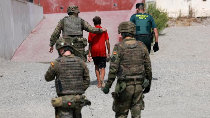 Copertina: Javier Cercas: “Falsa e perversa l’idea che i migranti siano un male”