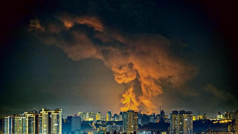 Copertina: Nuova strage russa a Kiev: 17 morti sotto i missili. Zelensky: “Siamo indifesi”