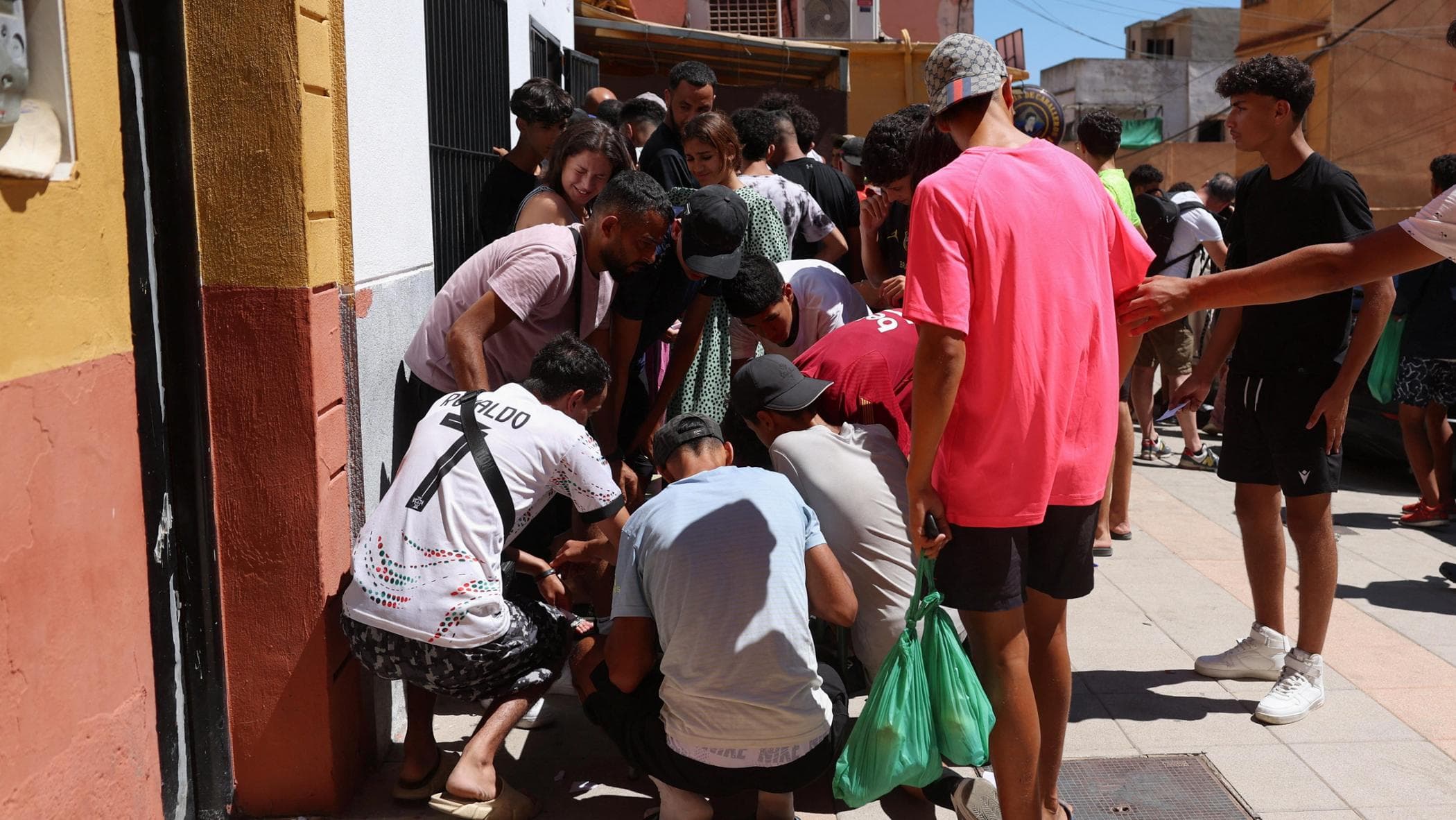 Ceuta, le strade piene di ragazzi: ad assisterli arrivano i residenti