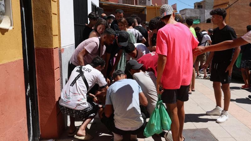 Copertina: Ceuta, le strade piene di ragazzi: ad assisterli arrivano i residenti