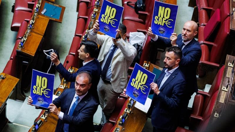 Roma, 5 agosto: la protesta dei deputati di Futuro Nazionale