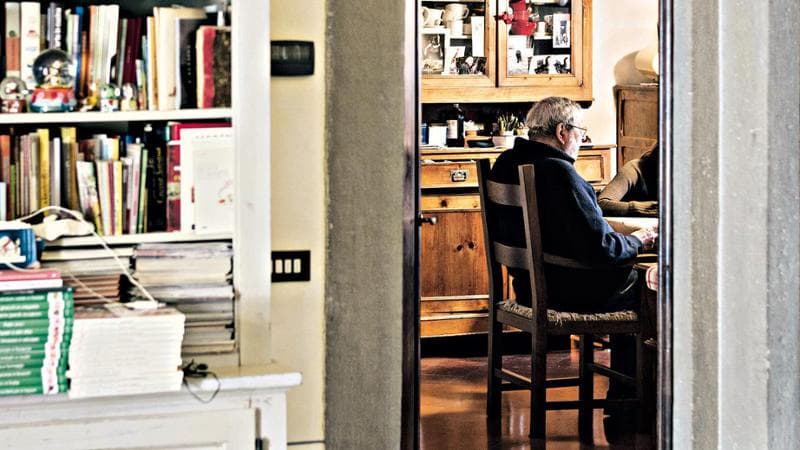 Francesco Guccini&nbsp;nella sua cucina a Pavana
