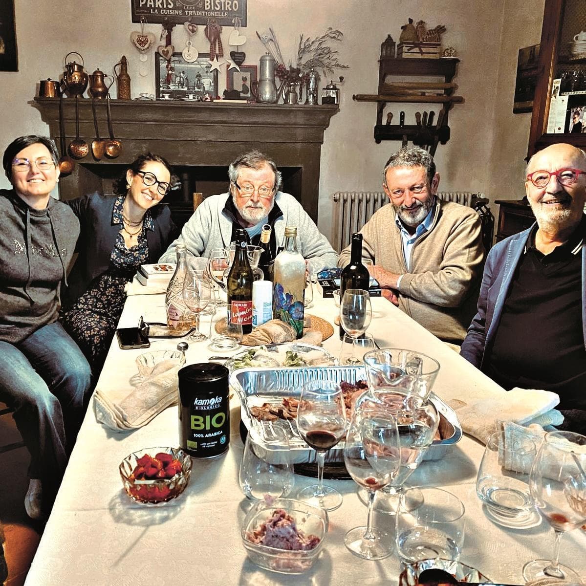Michele Serra a casa del cantautore: da sinistra, Raffaella Zuccari, Giulia Ichino, Guccini, Serra, Antonio Silva
