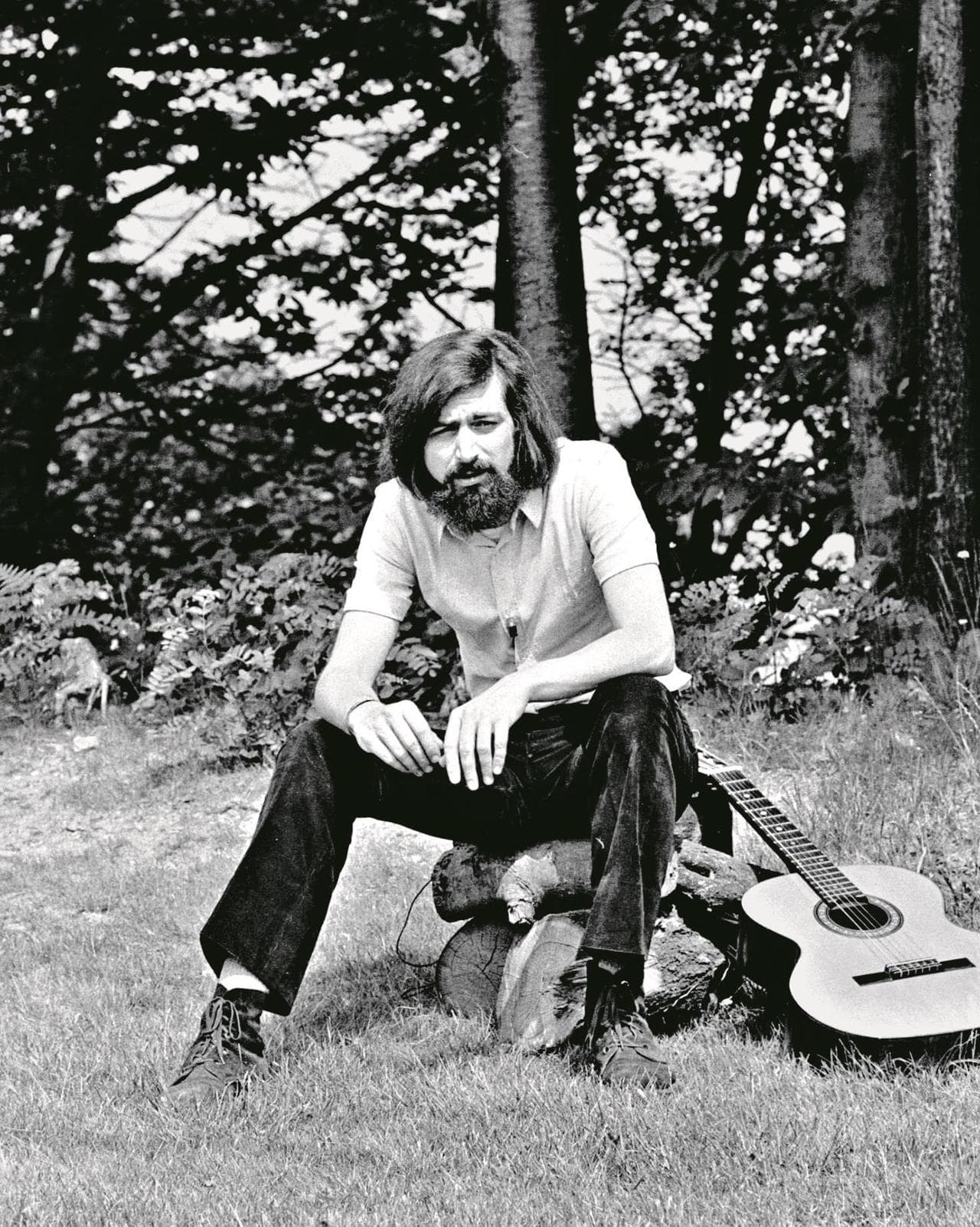 Uno scatto di Francesco Guccini da giovane con l’immancabile chitarra