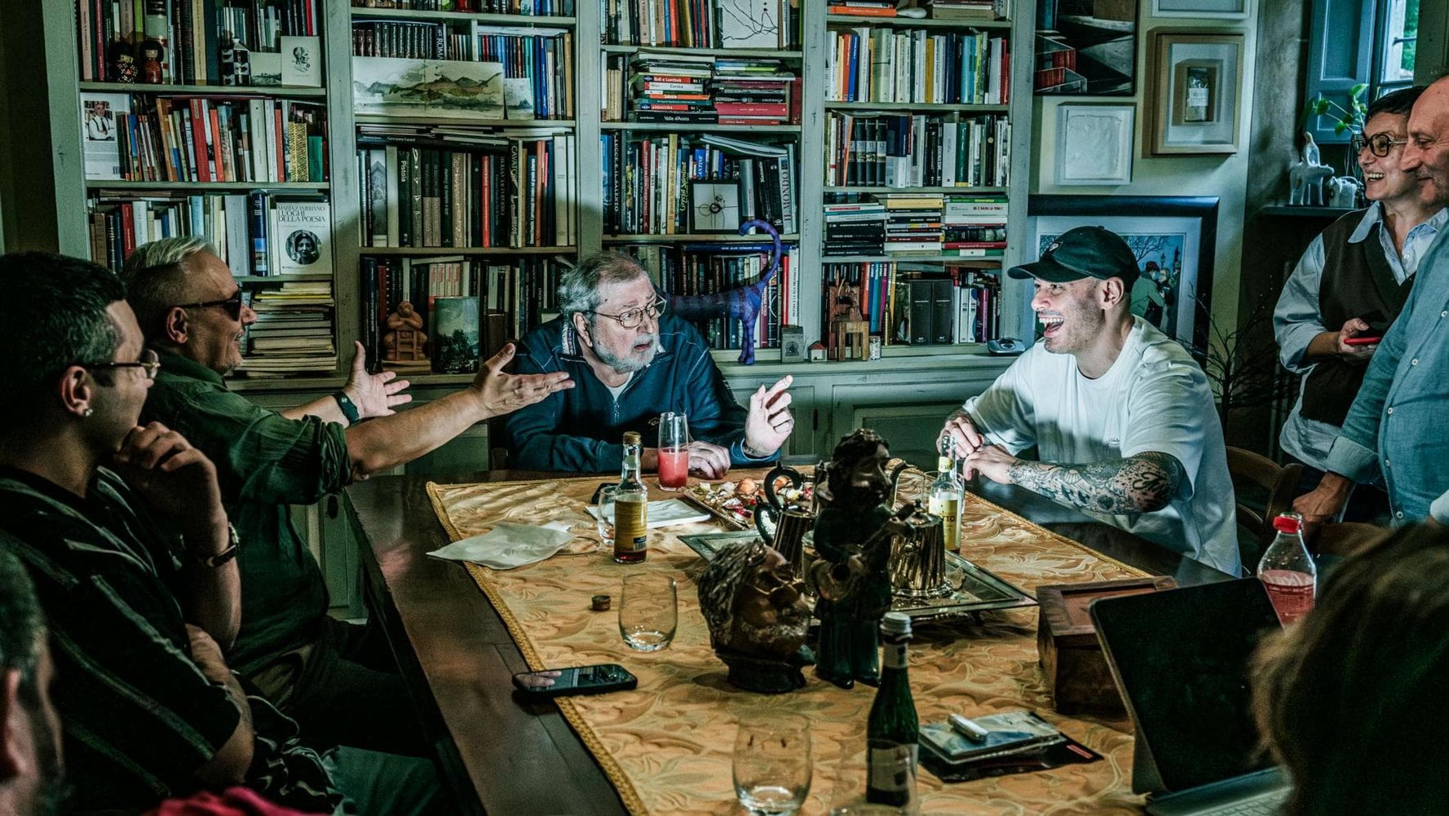 Fabri Fibra e Francesco Guccini: uno strano incontro tra “avvelenati”