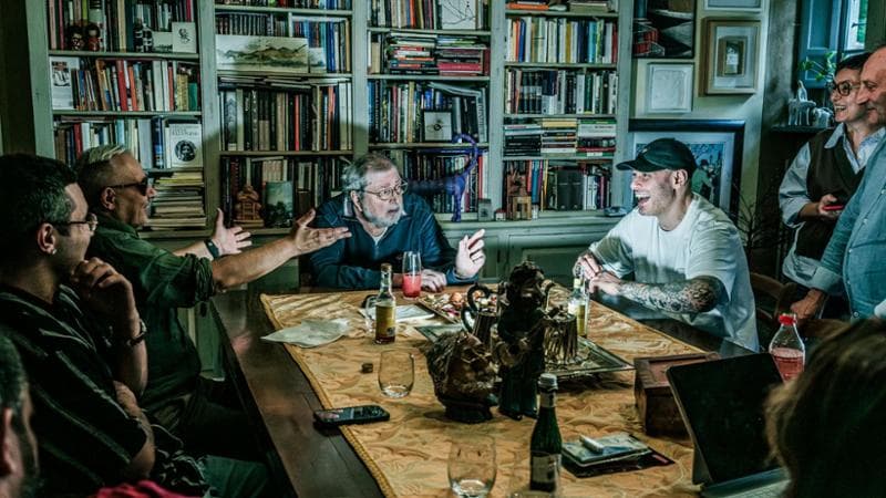 Da sinistra: Dario Borlandelli, addetto stampa di Guccini; il nostro inviato Luca Valtorta; Francesco Guccini; Fabri Fibra; Raffaella Zuccari, moglie di Guccini; 
e Mimmo Zummo, oste e amico di famiglia, nella casa del cantautore a Pavana. foto di Luigi Narici per il Venerdì