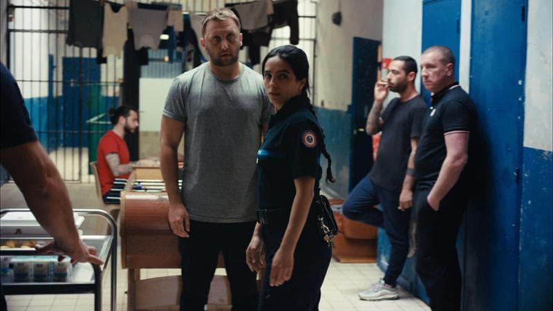 Al centro della foto, Hafsia Herzi, interpreta la guardia carceraria Mélissa nel film di Stéphane Demoustier (Alamy)