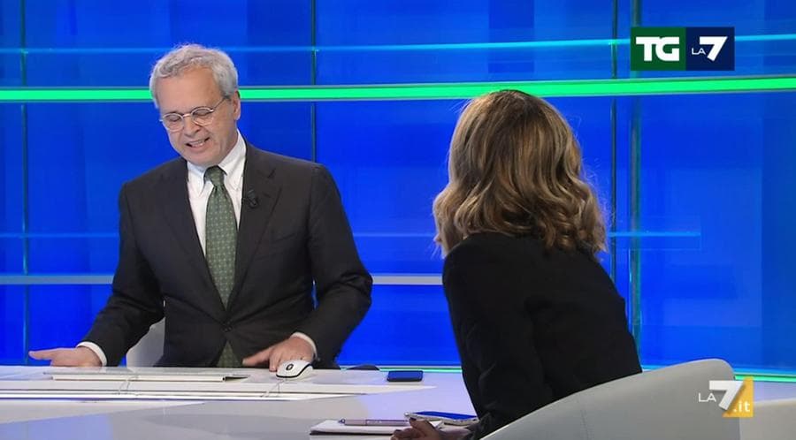 Il fermo immagine mostra la presidente del Consiglio Giorgia Meloni, di spalle, ospite al Tg / telegiornale de La7 condotto da Enrico Mentana