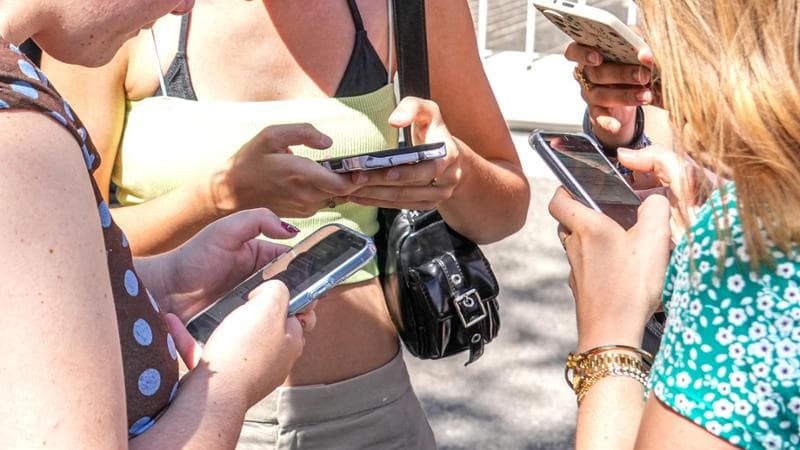 Drogati dai social media, 100mila ragazzi a rischio:“Educazione, non divieti”