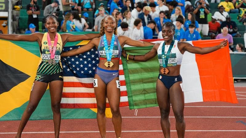 Kelly Doualla con Mia Maxwell (Usa) e Shanoya Douglas (Giamaica), prima e seconda (foto di Grana/Fidal Fidal)