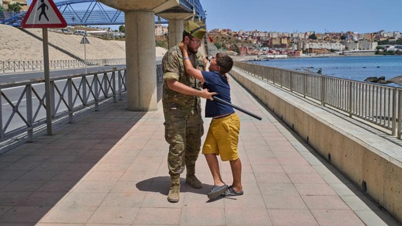 Ceuta, 3 agosto: un ragazzino di 12 anni implora un militare spagnolo di non rimandarlo in Marocco