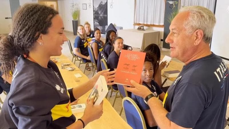 Julio Velasco regala libri alle sue atlete