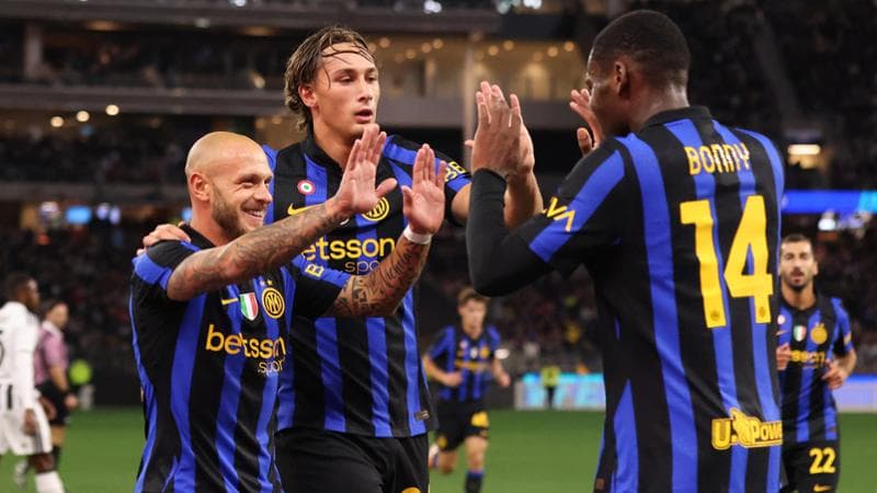 Dimarco festeggiato dai compagni dopo il gol