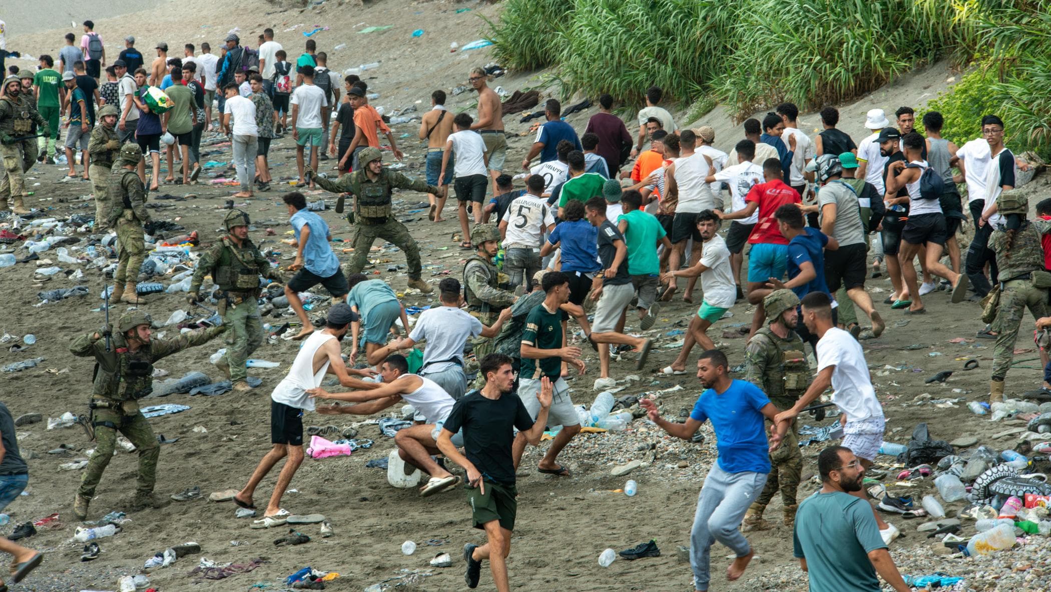 Tutti invasori o disperati: i falsi miti sui migranti che accecano la politica