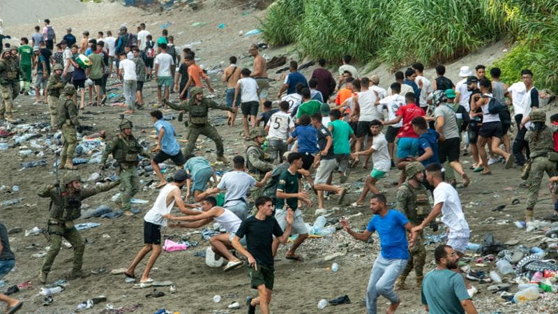 Tutti invasori o disperati: i falsi miti sui migranti che accecano la politica