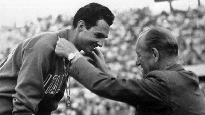 Berruti riceve l'oro dopo la vittoria nei 200 metri alle Olimpiadi di Roma 1960