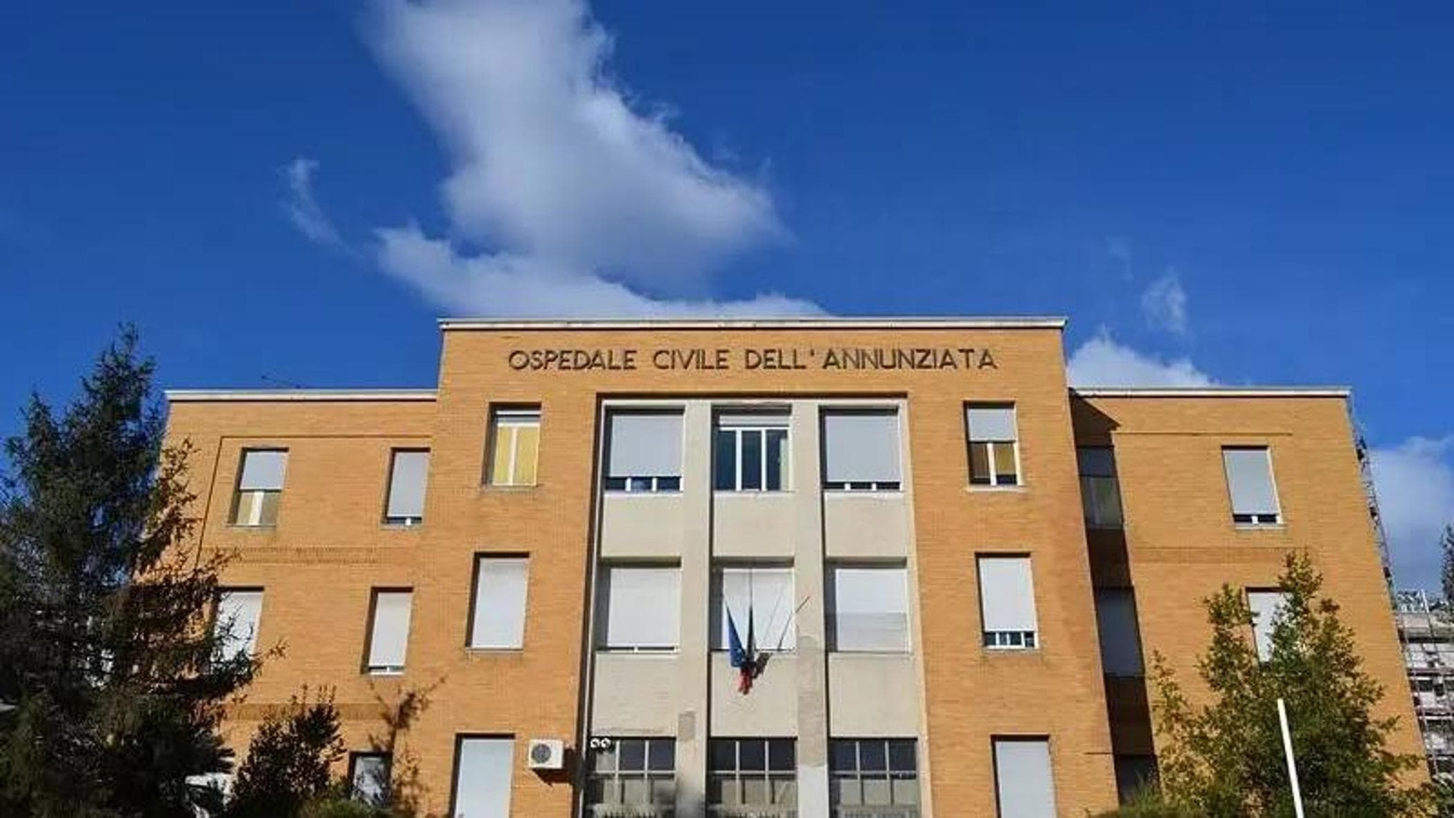 Violenta paliza fuera de un local en Calabria: muere el vigilante