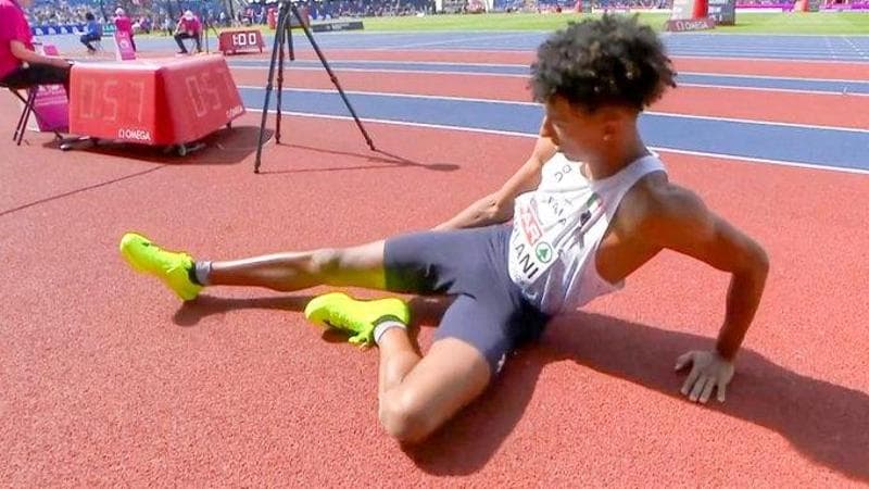 Mattia Furlani si tocca la coscia dopo il salto