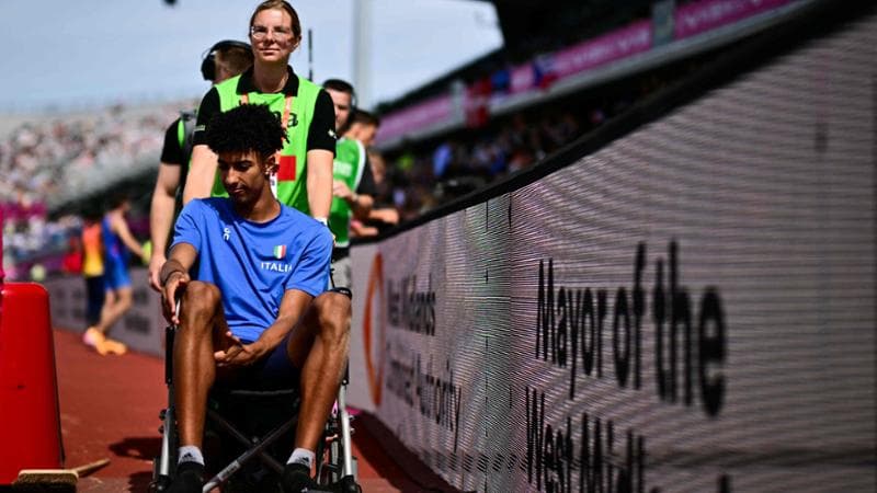 Furlani, l'Europeo è giunto al termine: infortunio al primo salto e ritiro, trasportato via su una sedia a rotelle.3