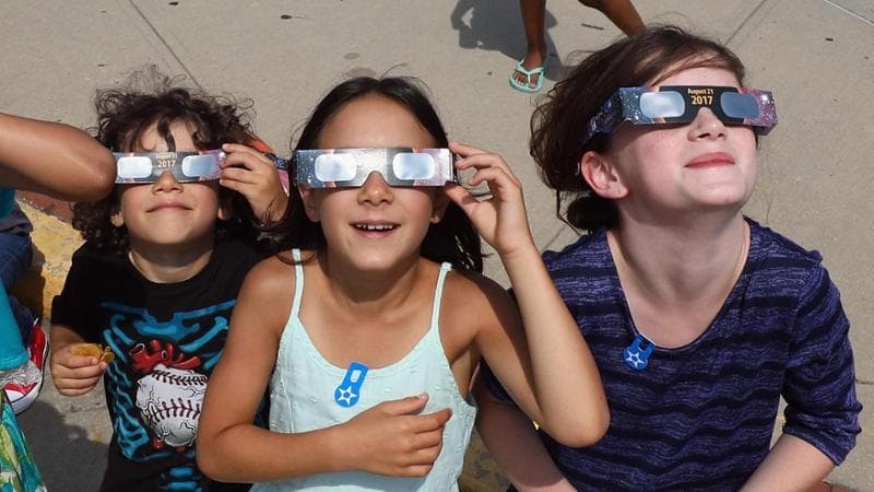 Il mondo rapito dall’eclissi, lo spettacolo del cielo che ci fa tornare bambini