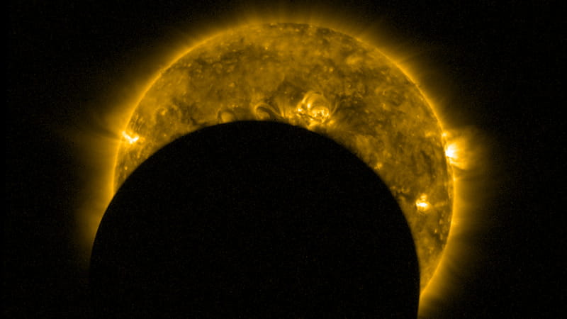 Anteprima: Eclissi, lenti speciali e naso in su, ma il prodigio del sole nero sarà soltanto per pochi