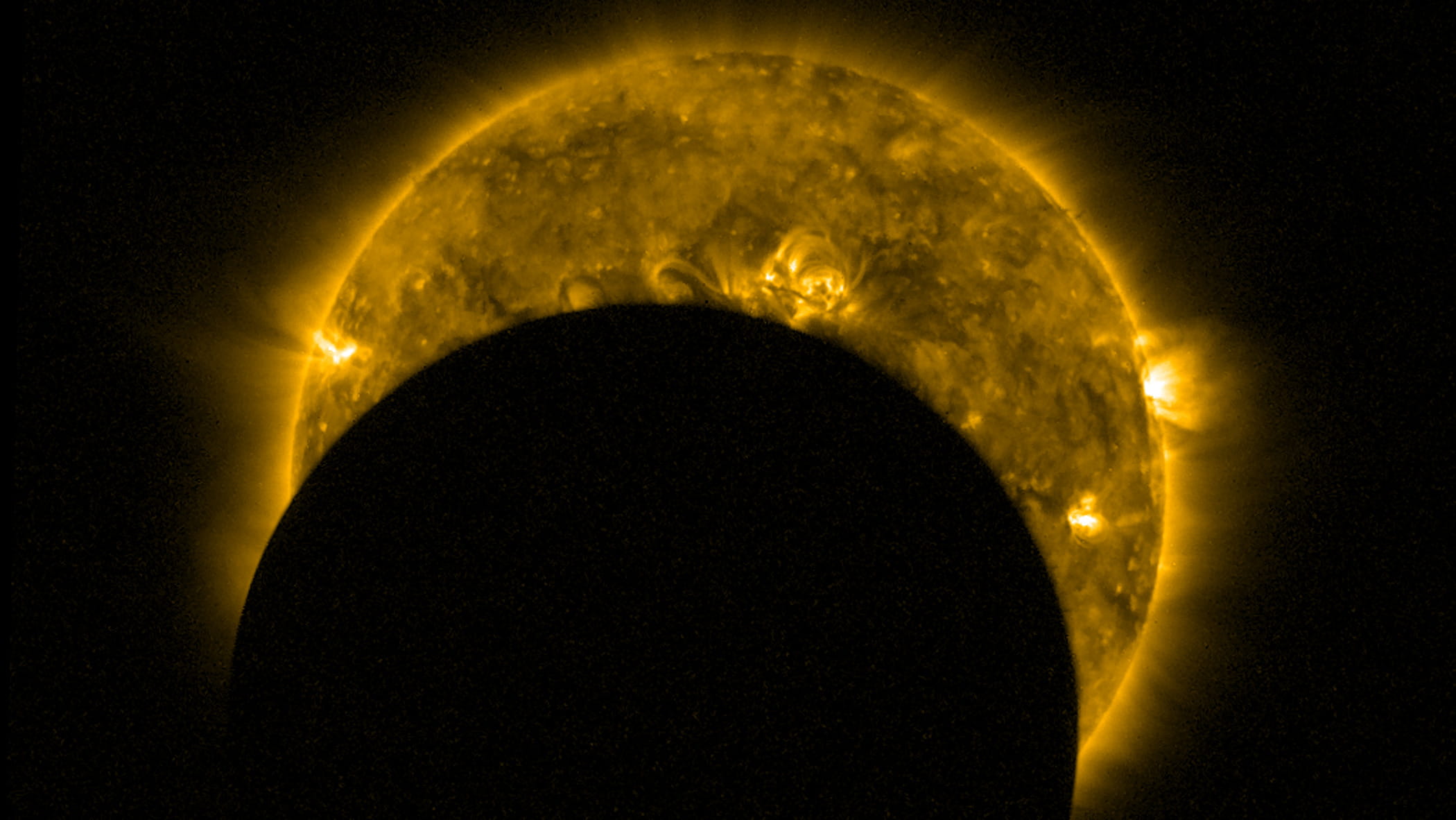 Eclissi, lenti speciali e naso in su, ma il prodigio del sole nero sarà soltanto per pochi