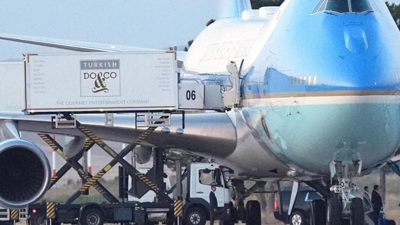 Anteprima: La minaccia di un missile terra-aria iraniano contro l’Air Force One. Per questo Trump ab…