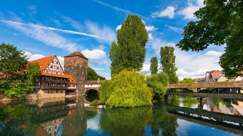 Vista del ponte Henkersteg e del fiume Pegnitz, Norimberga, Germania (Getty)