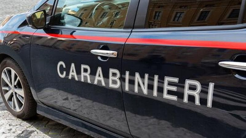 Anteprima: Bussa alla porta e gli spara al petto: giovane ucciso a Cutro. Fermato un commerciante