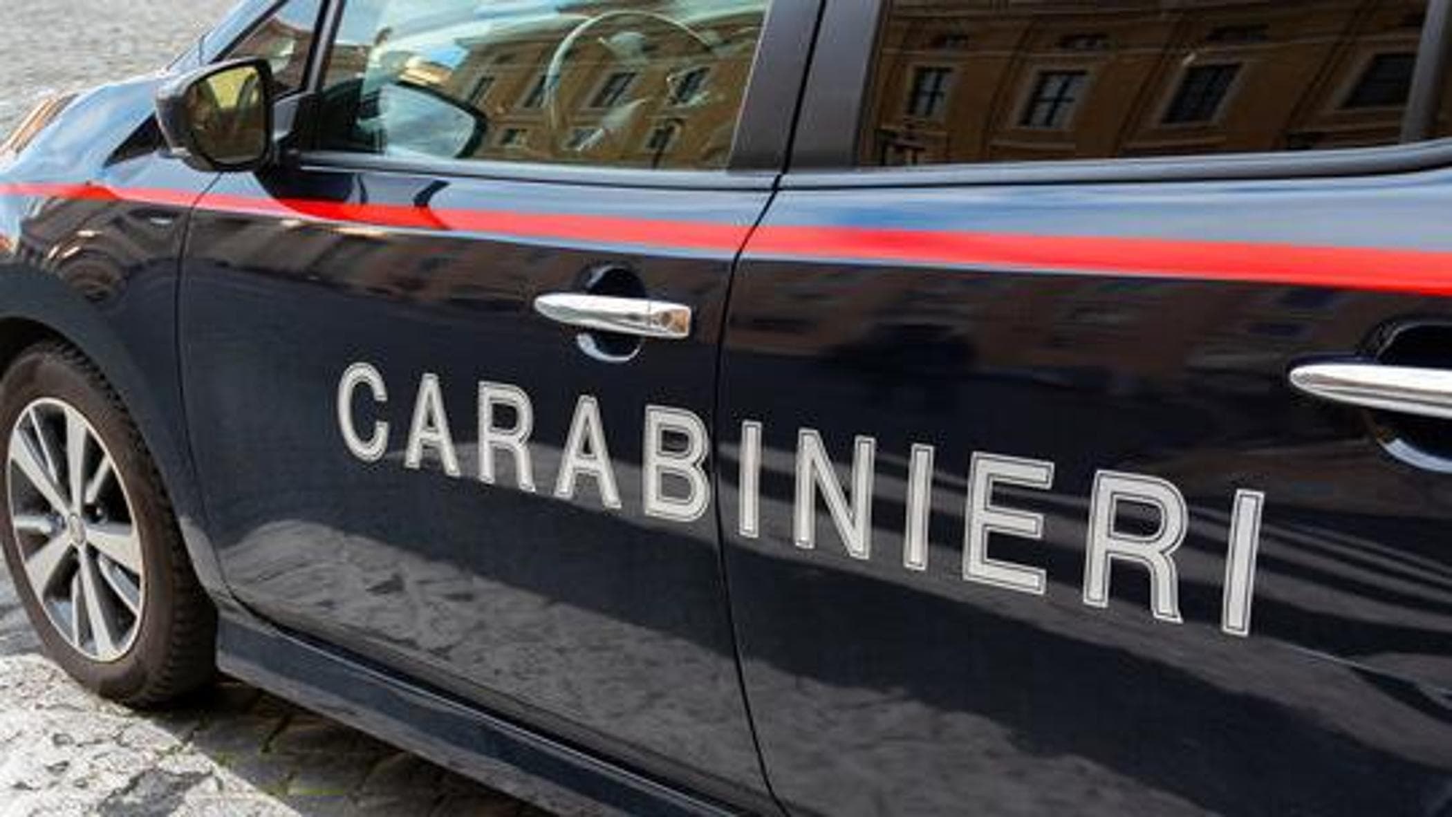 Bussa alla porta e gli spara al petto: giovane ucciso a Cutro. Interrogato un commerciante