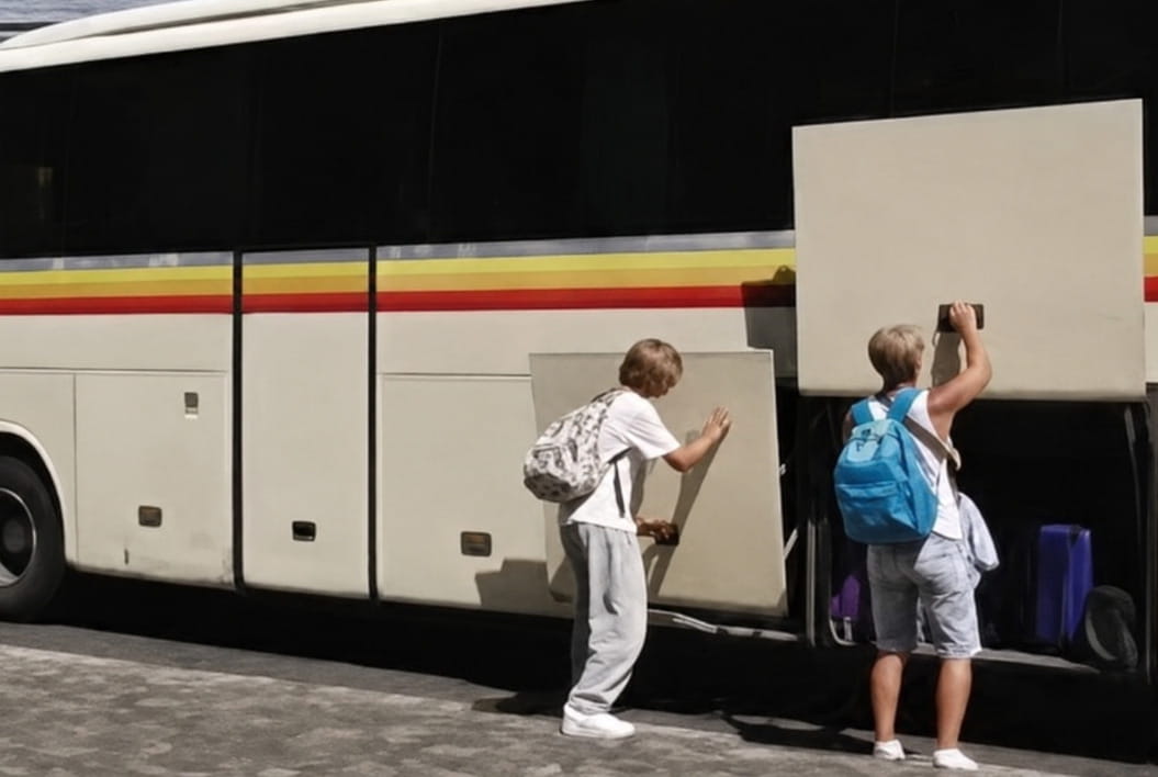 Turisti lasciano l'aeroporto in bus